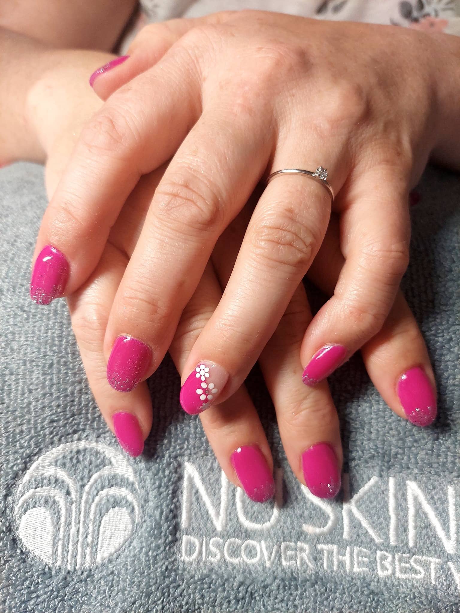 Image de manucure avec ongle rose et motif blanc Image de manucure avec ongle rose et motif blanc