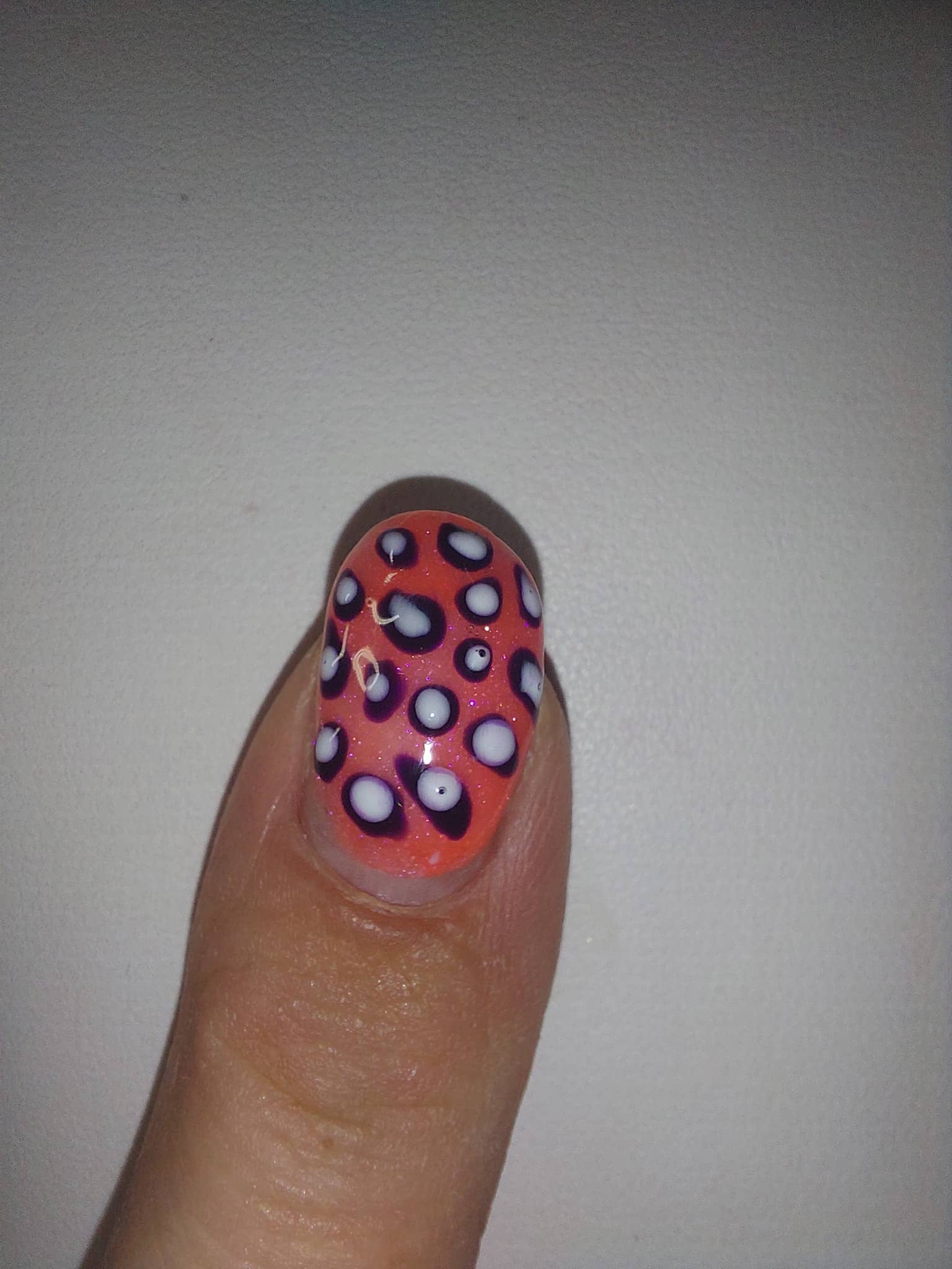Ongle rose avec un motif léopard Ongle rose avec un motif léopard