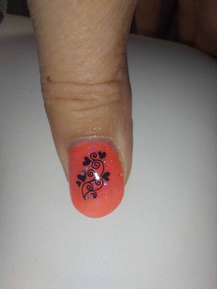 Ongle orange avec un motif noir Ongle orange avec un motif noir
