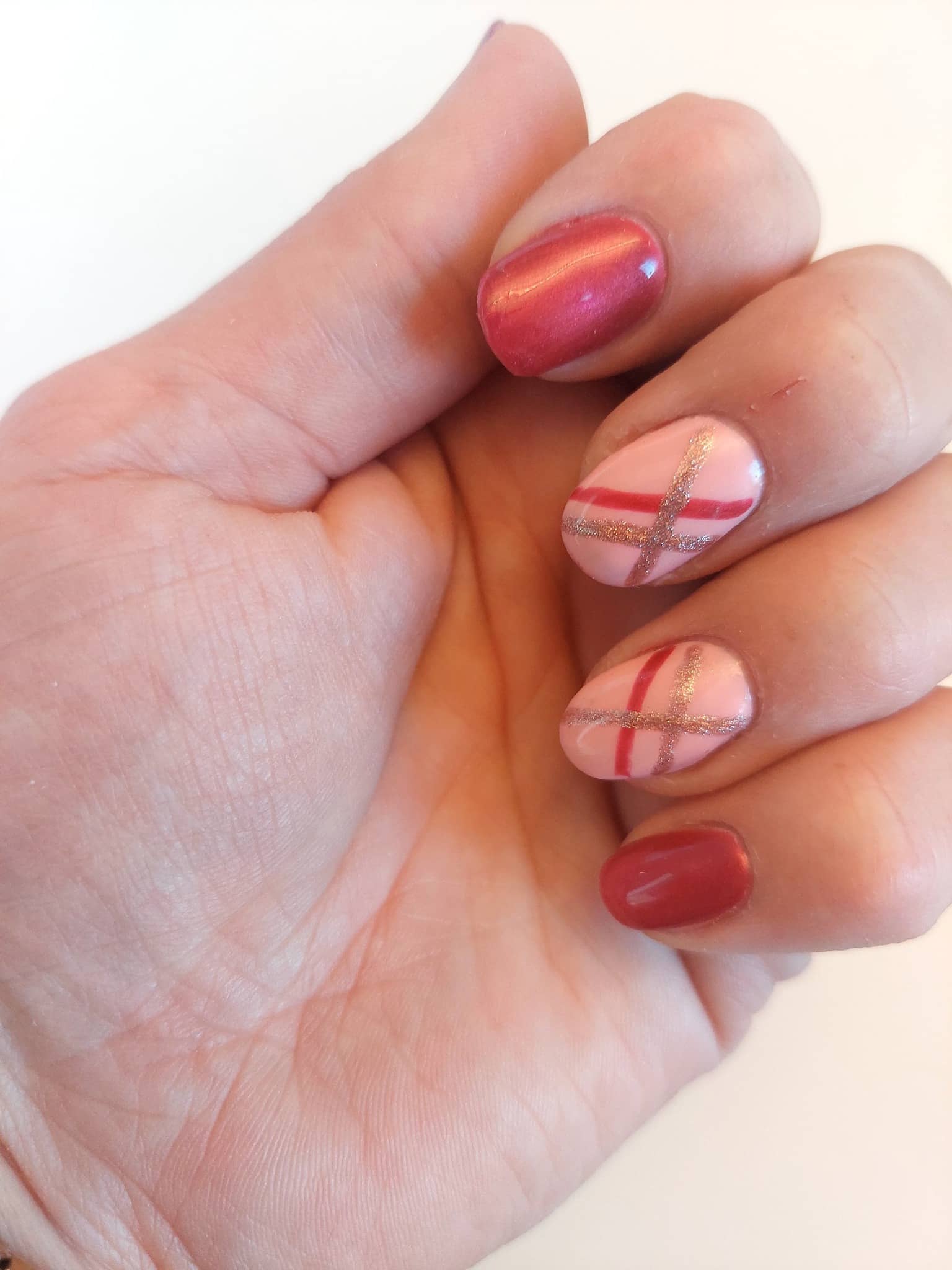 Ongles roses avec des motifs sur certains ongles Ongles roses avec des motifs sur certains ongles
