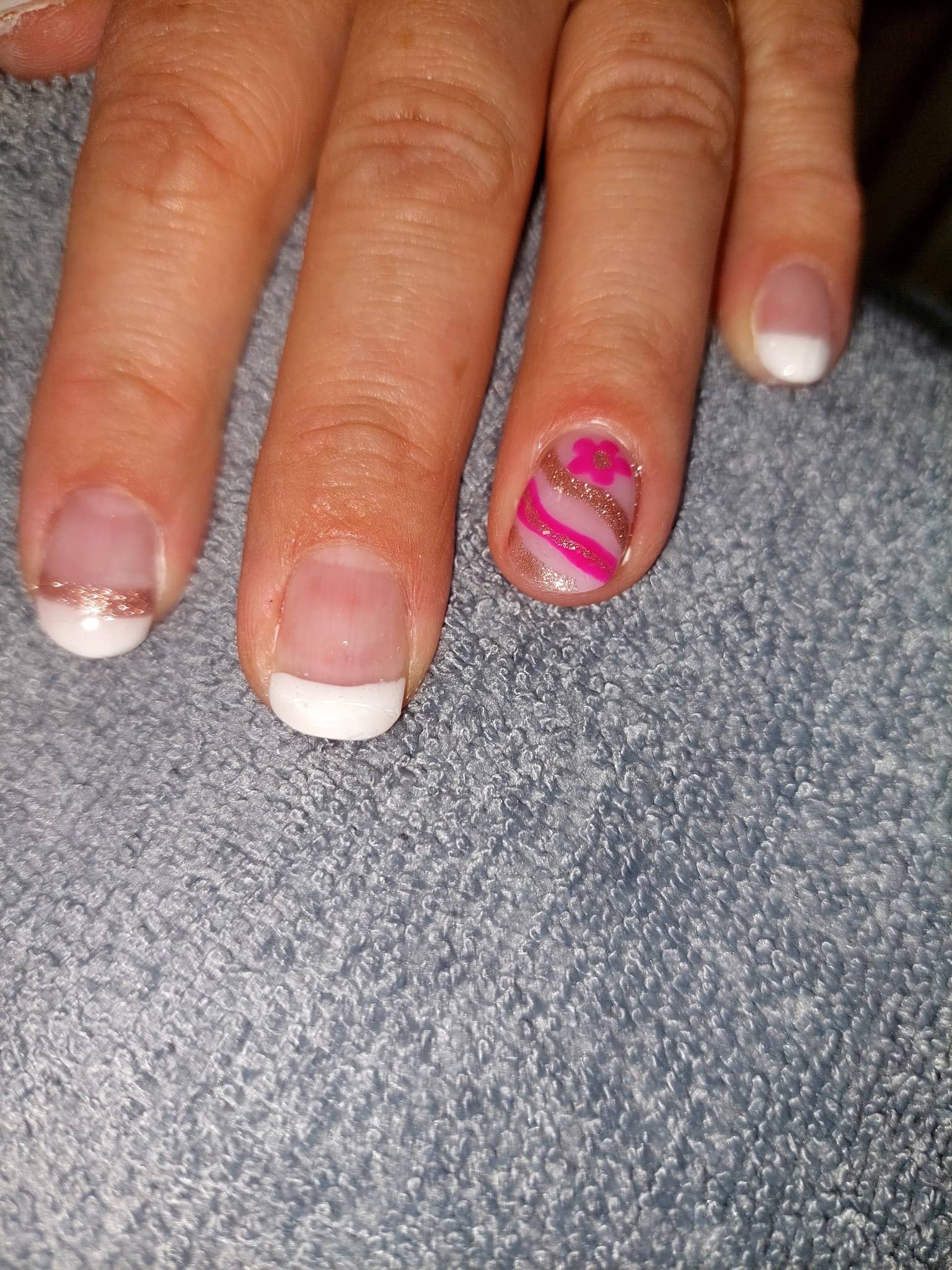 Image de manucure, ongle blanc, doré, rose Image de manucure, ongle blanc, doré, rose