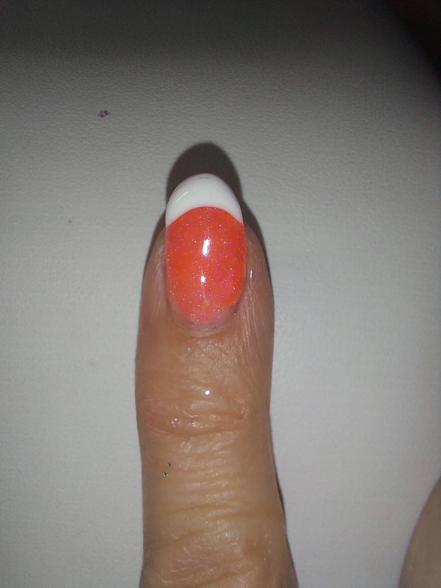 Ongle orange avec le bout blanc Ongle orange avec le bout blanc