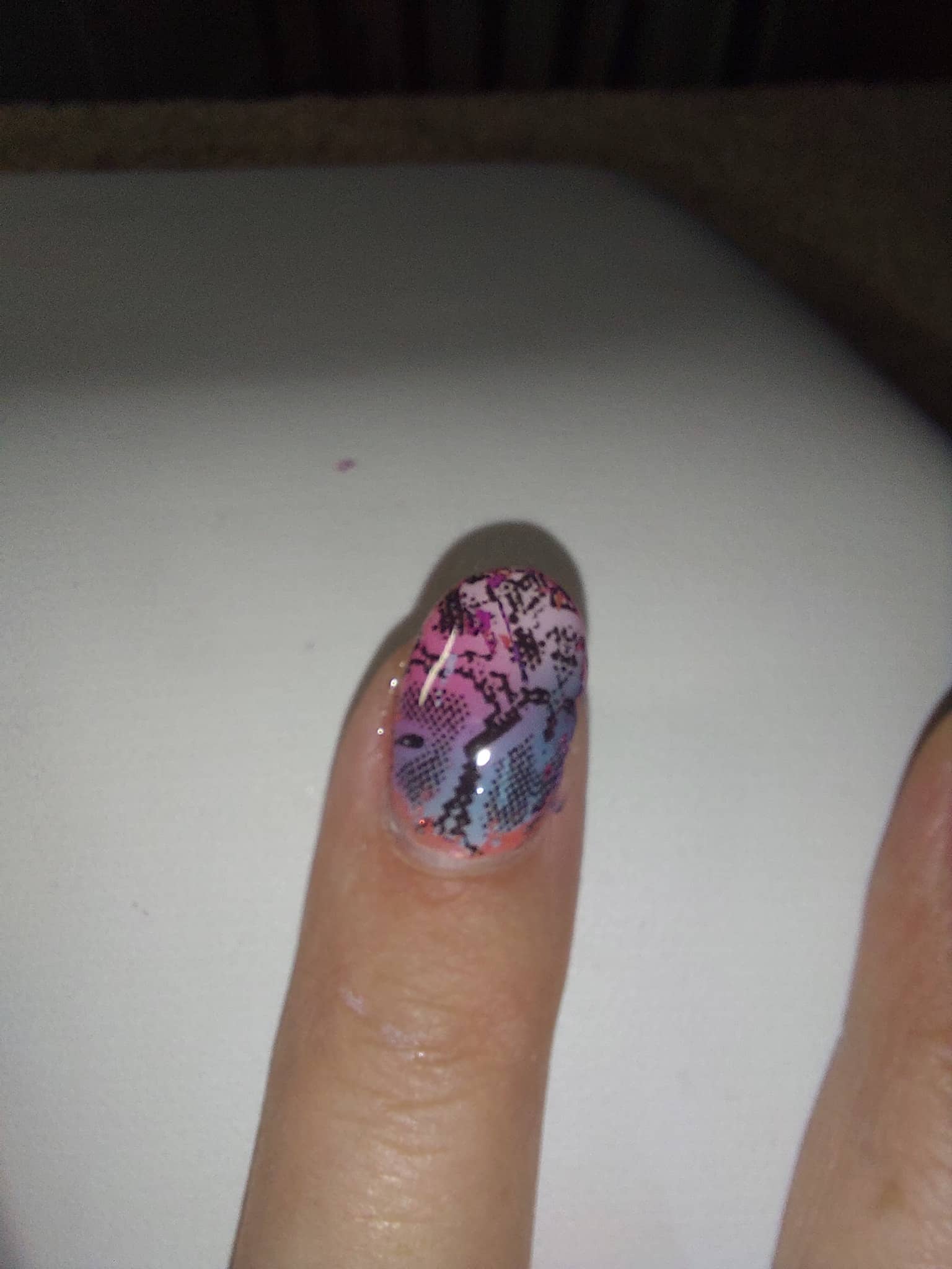 Ongle coloré avec un arbre noir au centre Ongle coloré avec un arbre noir au centre